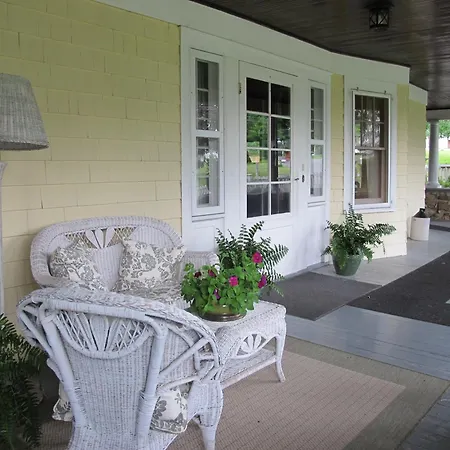 Hilltop House Bed & Breakfast-3